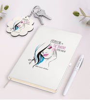 BK Gift Kişiye Özel Güzellik Ve Saç Bakımı Öğretmeni Beyaz Defter Kalem Ve Anahtarlık Hediye Seti (Model 1)
