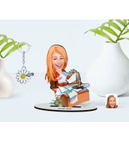 BK Gift Kişiye Özel Kadın Patron Karikatürlü 3D Ahşap Biblo ve İsimli Silver Papatya Anahtarlık-6 (Model 1)