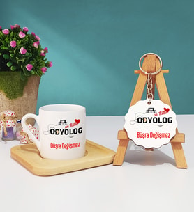 Mesajlı Odyolog Tasarımlı Kişiye Özel Odyolog Ahşap Altlıklı Türk Kahvesi Fincanı ve Anahtarlık Seti