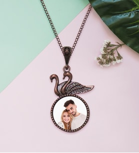 BK Gift Kişiye Özel Fotoğraflı Kuğu Çift Otantik Bakır Yaldız Kolye Model 18