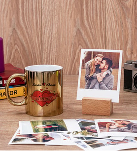 Sevgiliye Hediye Tarihli ve İsimli Gold Kupa ve Ahşap Standlı Polaroid Set