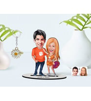BK Gift Kişiye Özel Sevgililer Karikatürlü 3D Ahşap Biblo ve İsimli Gold Papatya Anahtarlık-54 (Model 1)