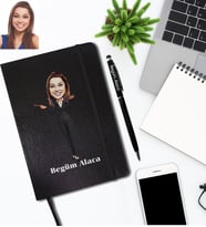 Kişiye Özel Öğretmen Karikatürlü Siyah Defter Kalem Hediye Seti Bayan-1