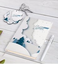 BK Gift Kişiye Özel İsimli Yılbaşı Mutlu Yıllar Beyaz Defter Kalem ve Anahtarlık Hediye Seti-26 (Model 1)