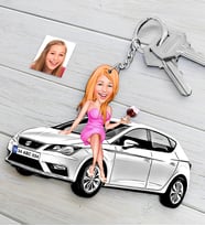 BK Gift Kişiye Özel Bayan SEAT Leon Figürlü Plakalı Ahşap Karikatür Anahtarlık-1 (Beyaz)