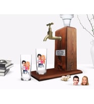 BK Gift Kişiye Özel Renkli Baskılı Sevgililer Karikatürlü İkili Rakı Bardağı ve Ahşap Rakı Standı Hediye Seti-5 (Model 1)