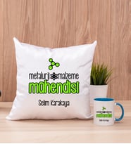 Metalurji ve Malzeme Mühendisi Kare Yastık ve Mavi Kupa Bardak