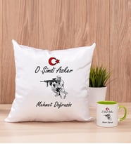 Askere Hediye Kare Yastık ve Yeşil Kupa Bardak
