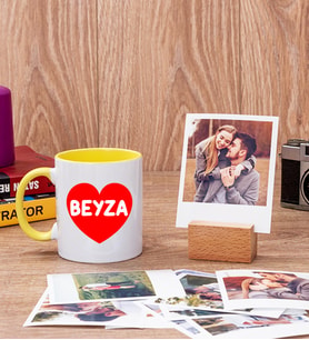 İsim Yazılı Kalpli Sarı Kupa Bardak ve Ahşap Standlı Polaroid Set