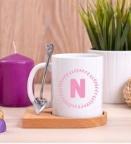 Pembe Renkli Baş Harf Tasarım Ahşap Altlıklı Beyaz Kupa Bardak
