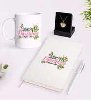 BK Gift Kişiye Özel Bugün Günlerden Öğretmen Beyaz Kupa Defter Kalem ve İsimli Papatya Kolye Hediye Seti-1 (Model 1)