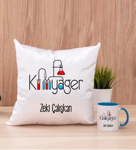 Kimyager Kare Yastık ve Mavi Kupa Bardak