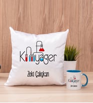 Kimyager Kare Yastık ve Mavi Kupa Bardak