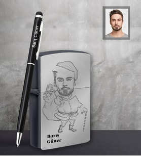 Kişiye Özel Yılbaşı Erkek Karikatürlü Siyah Çakmak Kalem Hediye Seti Model-1 (Model 1)