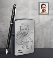 Kişiye Özel Yılbaşı Erkek Karikatürlü Siyah Çakmak Kalem Hediye Seti Model-1 (Model 1)