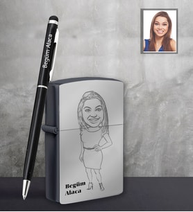 Kişiye Özel Öğretmen Karikatürlü Siyah Çakmak Kalem Hediye Seti Bayan-9 (Model 1)