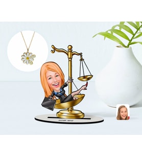 BK Gift Kişiye Özel Kadın Avukat Karikatürlü 3D Ahşap Biblo ve İsimli Tarihli Papatya Kolye Seti-4 (Model 1)