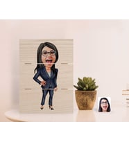 BK Gift Kişiye Özel Kadın Patron Karikatürlü Otantik Masaüstü Ahşap Palet Çerçeve-4 (Beyaz)