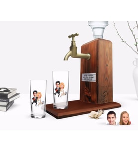 BK Gift Kişiye Özel Renkli Baskılı Sevgililer Karikatürlü İkili Rakı Bardağı ve Ahşap Rakı Standı Hediye Seti-15 (Model 1)