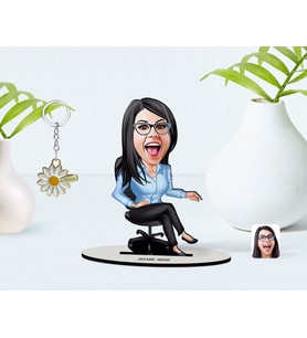BK Gift Kişiye Özel Kadın Patron Karikatürlü 3D Ahşap Biblo ve İsimli Gold Papatya Anahtarlık-5 (Model 1)