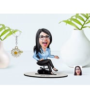 BK Gift Kişiye Özel Kadın Patron Karikatürlü 3D Ahşap Biblo ve İsimli Gold Papatya Anahtarlık-5 (Model 1)