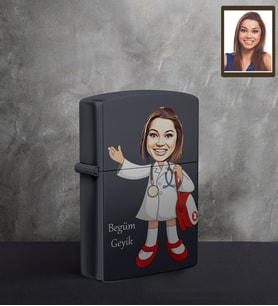 Kişiye Özel Doktor Karikatürlü UV Baskılı Siyah Benzinli Çakmak Bayan-1