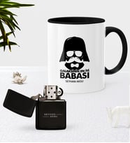 BK Gift Kişiye Özel Galaksinin En İyi Babası Siyah Kupa Bardak Benzinli Metal Çakmak Seti-2 (Model 1)