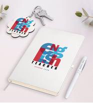 BK Gift Kişiye Özel İngilizce Öğretmeni Beyaz Defter Kalem Ve Anahtarlık Hediye Seti-10 (Model 1)