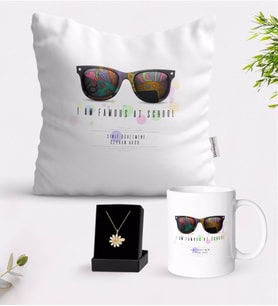 BK Gift Kişiye Özel Okulda Ünlüyüm Beyaz Kupa Yastık ve İsimli Papatya Kolye Hediye Seti-1 (Model 1)