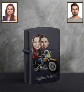 Kişiye Özel Motorcu Sevgili Karikatürlü UV Baskılı Siyah Benzinli Çakmak Mod 1