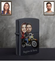 Kişiye Özel Motorcu Sevgili Karikatürlü UV Baskılı Siyah Benzinli Çakmak Mod 1