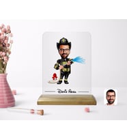 BK Gift Kişiye Özel Erkek İtfaiyeci Karikatürlü Ahşap Standlı Çerçeve (Beyaz)