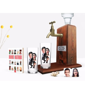 BK Gift Kişiye Özel Renkli Baskılı Sevgililer Karikatürlü İkili Rakı Bardağı Ahşap Rakı Standı ve Cep Kitabı Hediye Seti-6 (Model 1)