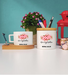 Nice Güzel Yıllara 2021 Yılbaşı Hediyesi Ahşap Altlıklı Fincan ve Kalemlik Seti