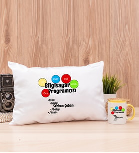 Bilgisayar Programcısı Dikdörtgen Yastık ve Sarı Kupa Bardak