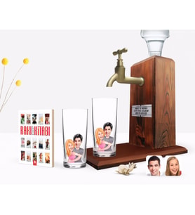 BK Gift Kişiye Özel Renkli Baskılı Sevgililer Karikatürlü İkili Rakı Bardağı Ahşap Rakı Standı ve Cep Kitabı Hediye Seti-86 (Model 1)