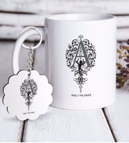 BK Gift Kişiye Özel Kaligrafi Harfli Beyaz Kupa ve Anahtarlık Hediye Seti-2 (Model 1)