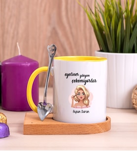 Eyeliner Gibiyim Çekemiyorlar Ahşap Altlıklı Sarı Kupa Bardak