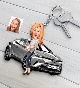 BK Gift Kişiye Özel Bayan Toyota C-HR Figürlü Plakalı Ahşap Karikatür Anahtarlık-2 (Beyaz)