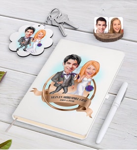 BK Gift Kişiye Özel Yılın En Mükemmel Çifti Karikatürlü Beyaz Defter Kalem ve Anahtarlık Hediye Seti-71 (Model 1)