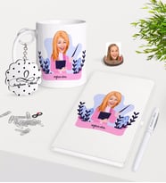 BK Gift Kişiye Özel Bayan Sınıf Öğretmeni Karikatürlü Kupa Anahtarlık Beyaz Defter Kalem Hediye Seti-2 (Model 1)
