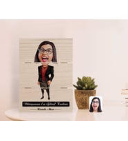 BK Gift Kişiye Özel Dünyanın En Güzel Kadını Karikatürlü Otantik Masaüstü Ahşap Palet Çerçeve-30 (Beyaz)