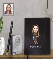 Kişiye Özel Öğretmen Karikatürlü  Siyah Defter Kalem Çakmak Hediye Seti  Bayan-9 (Model 1)