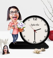 BK Gift Kişiye Özel Ev Hanımı Anne Karikatürlü Ahşap Masaüstü Saat - 2 (Çok Renkli)