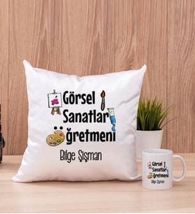 Görsel Sanatlar Öğretmeni Kare Yastık ve Beyaz Kupa Bardak