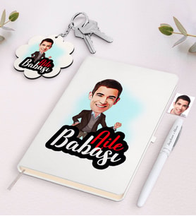 BK Gift Kişiye Özel Aile Babası Karikatürlü Beyaz Defter Kalem ve Anahtarlık Hediye Seti (Model 1)