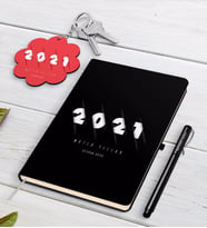 BK Gift Kişiye Özel 2024 Mutlu Yıllar Siyah Defter Kalem ve Anahtarlık Hediye Seti-1 (Model 1)