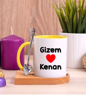 Sevgililere Özel İsim Yazılı Ahşap Altlıklı Sarı Kupa Bardak