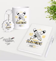 BK Gift Kişiye Özel En İyi Sınıf Öğretmeni Kupa Anahtarlık Beyaz Defter Kalem Hediye Seti-5 (Model 1)