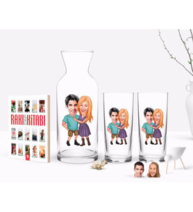 BK Gift Kişiye Özel Renkli Baskılı Sevgililer Karikatürlü İkili Rakı Bardağı Karaf ve Cep Kitabı Hediye Seti-80 (Model 1)